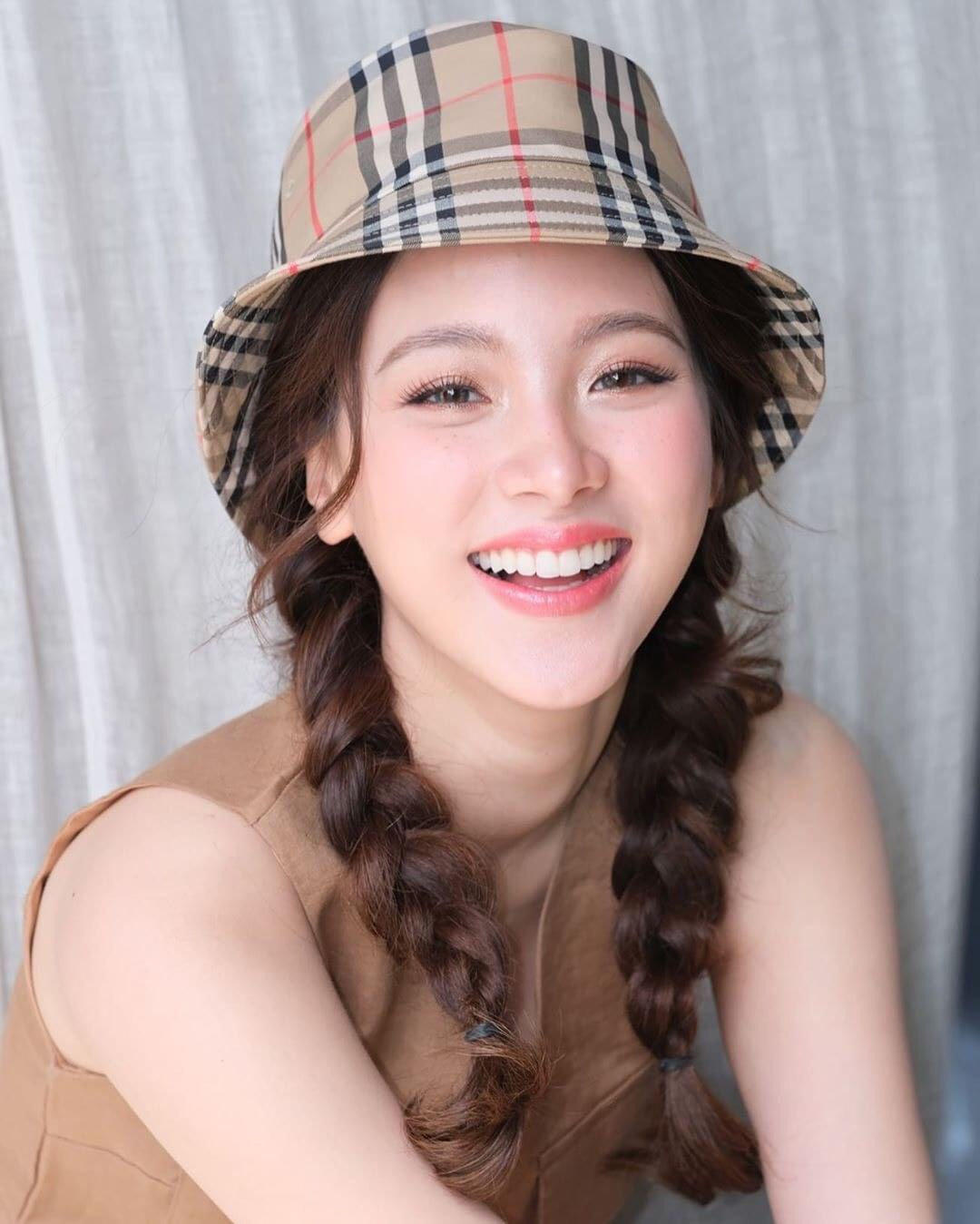 Vẻ đẹp "vạn người mê" của nữ minh tinh quyến rũ bậc nhất màn ảnh Thái Lan - Ảnh 2.