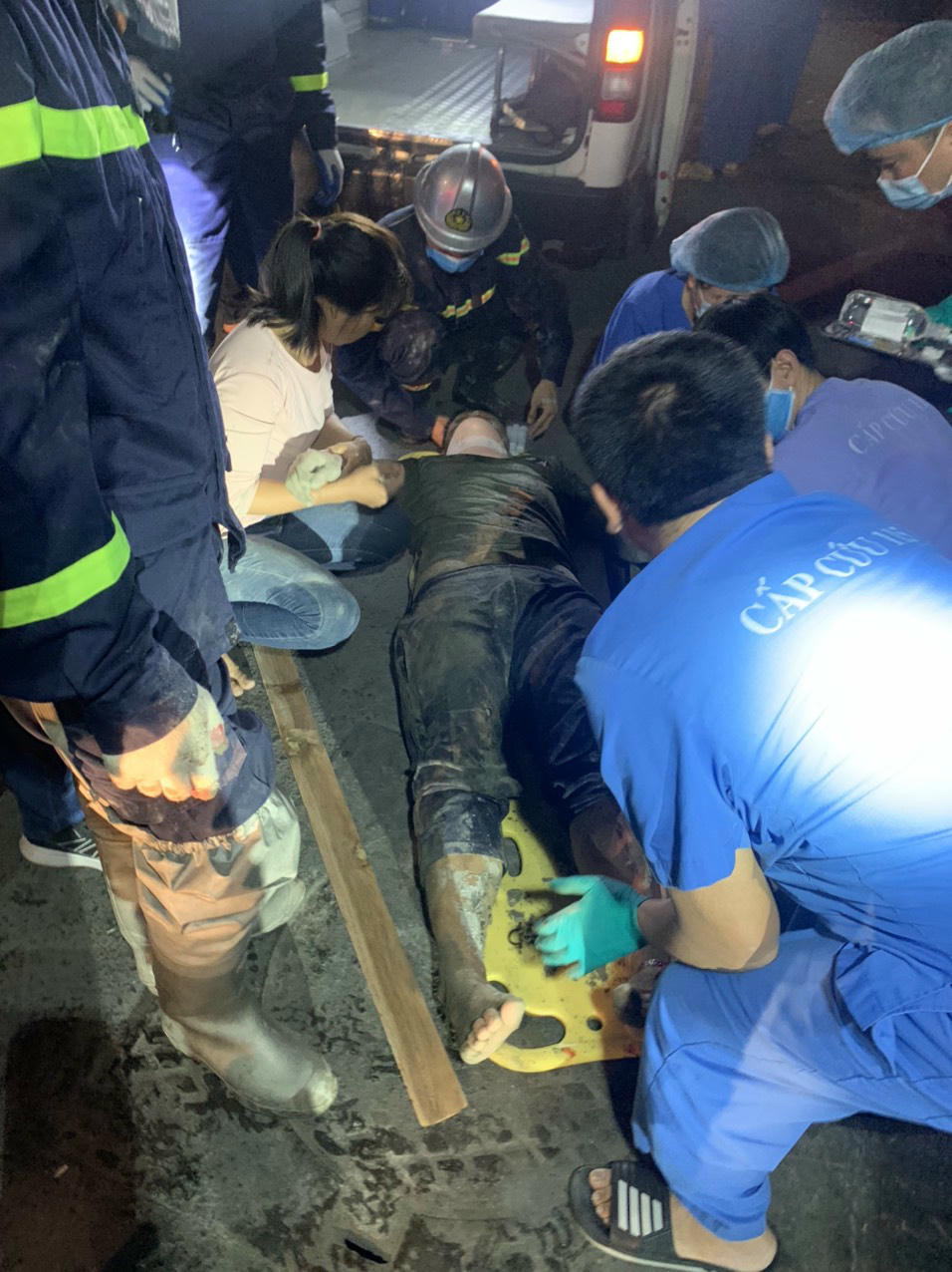 Sập giàn giáo trong đêm, hàng chục cảnh sát giải cứu người đàn ông mắc kẹt trong đống đổ nát - Ảnh 4.