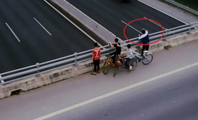 Bốn học sinh ném đá vỡ kính ô tô trên cao tốc Hà Nội - Hải Phòng - 1