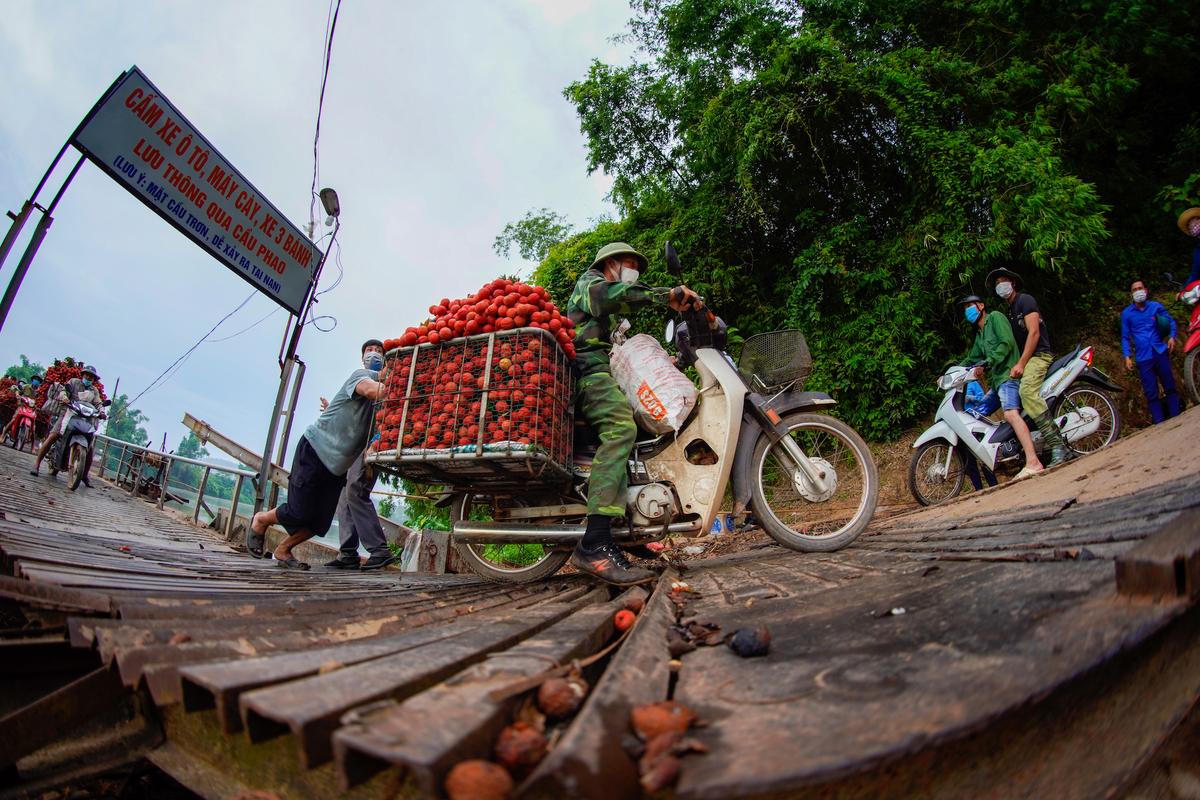 Cây cầu 'tử thần' với người bán vải ở Bắc Giang