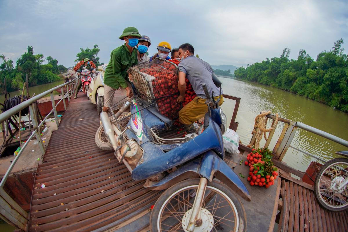 Cây cầu 'tử thần' với người bán vải ở Bắc Giang