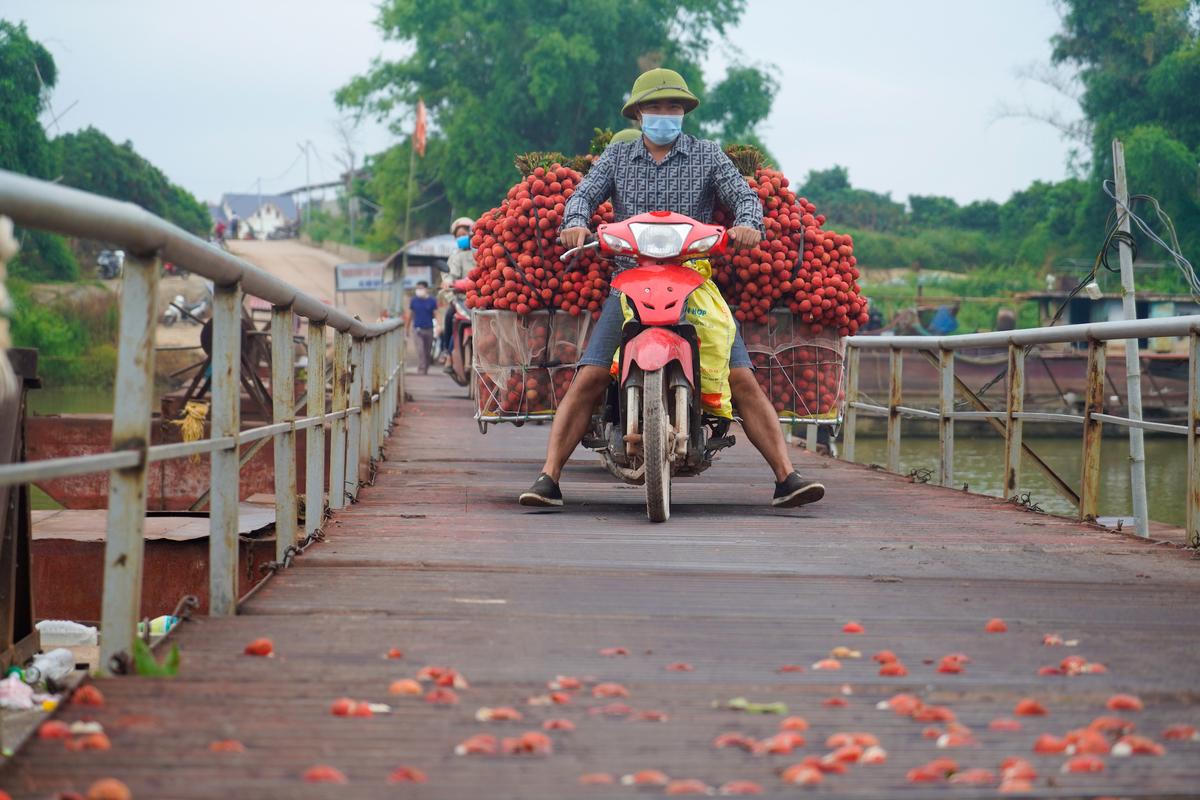 Cây cầu 'tử thần' với người bán vải ở Bắc Giang