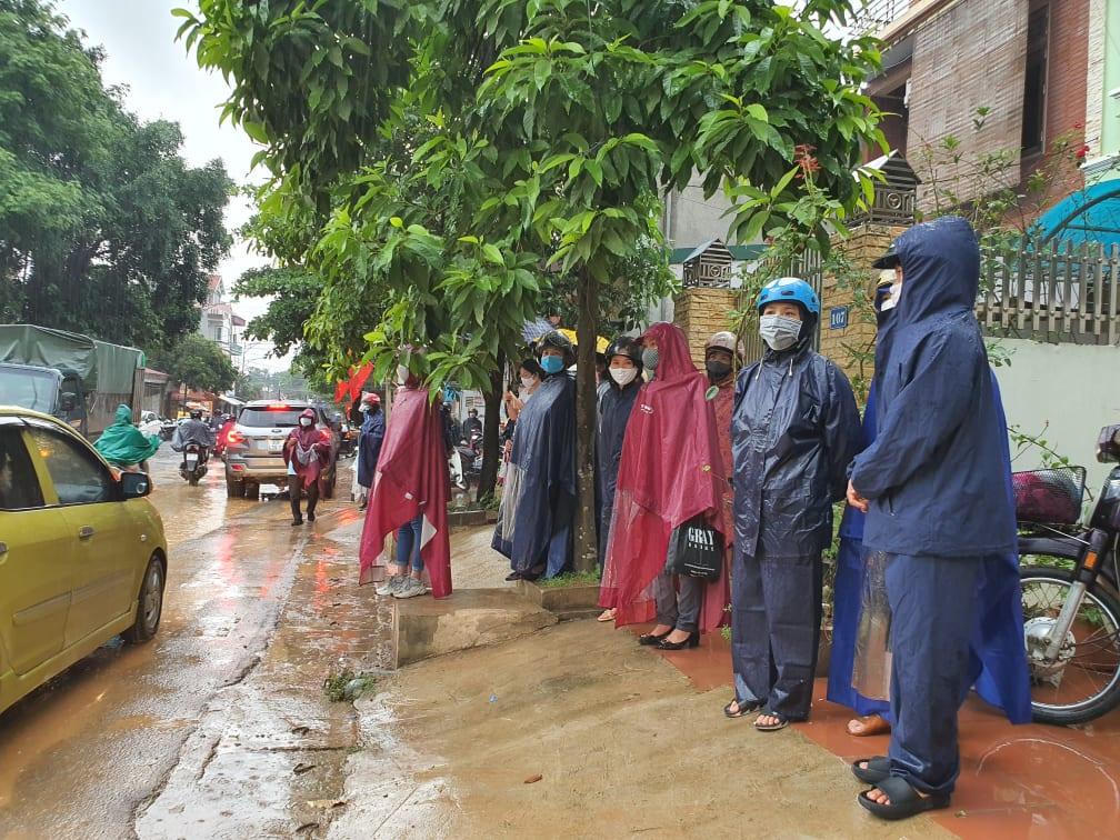 Thí sinh Hà Nội đội mưa tầm tã đi thi vào lớp 10