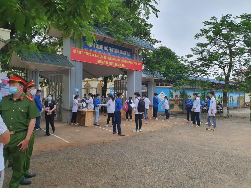 Thí sinh Hà Nội đội mưa tầm tã đi thi vào lớp 10