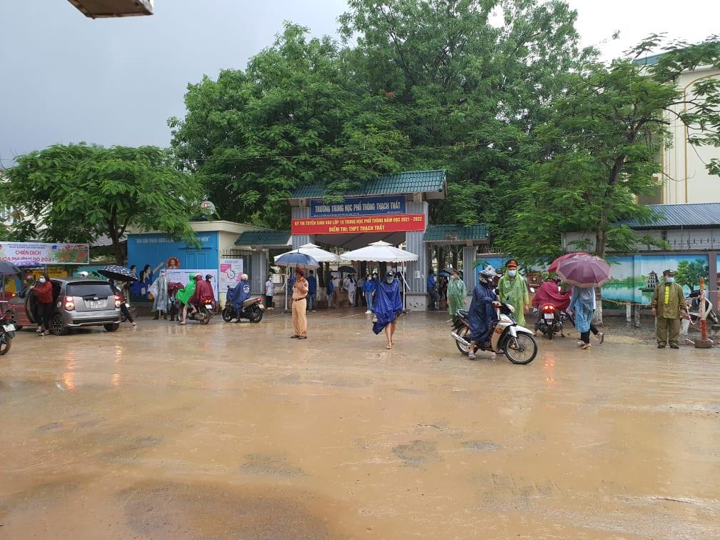 Thí sinh Hà Nội đội mưa tầm tã đi thi vào lớp 10