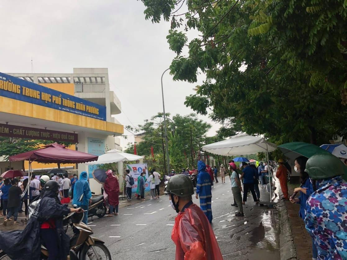 Thí sinh Hà Nội đội mưa tầm tã đi thi vào lớp 10