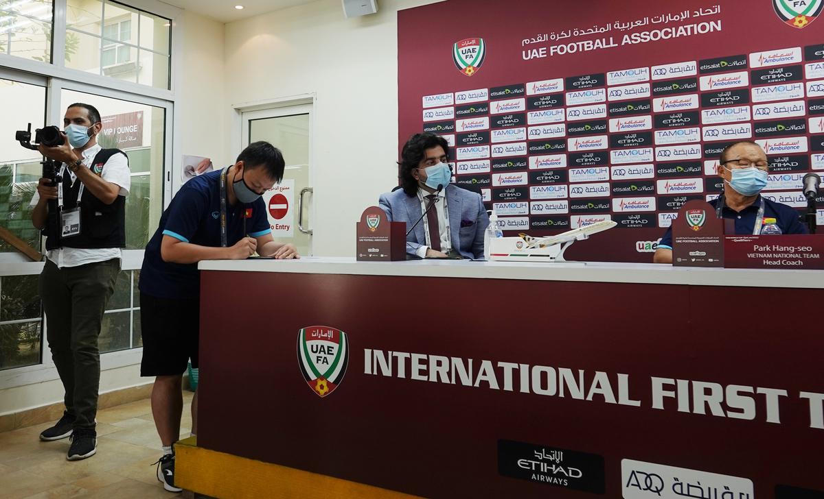 HLV Park Hang-seo gay gắt với phóng viên của UAE