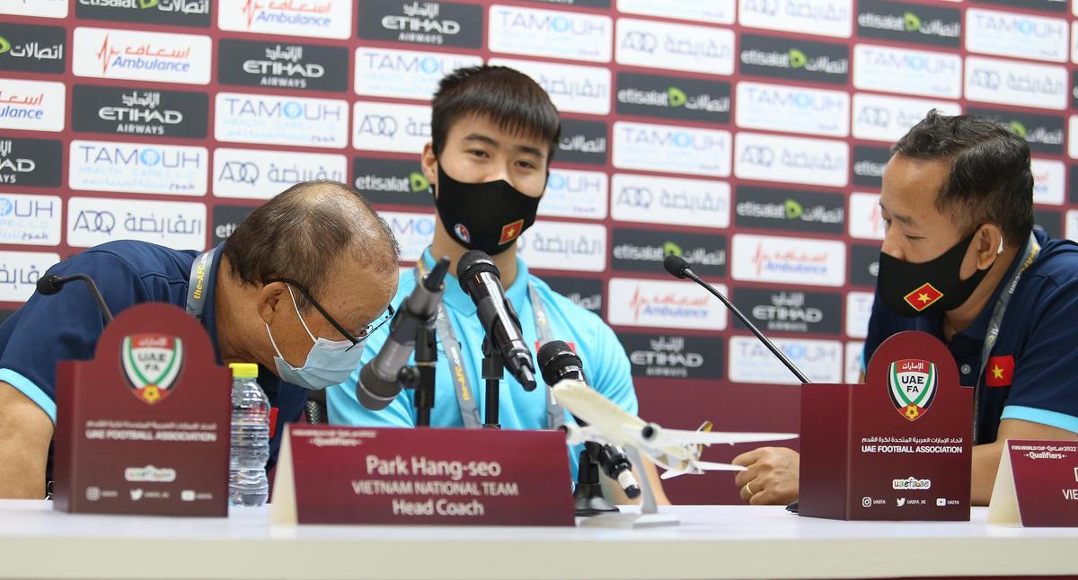 HLV Park Hang-seo gay gắt với phóng viên của UAE