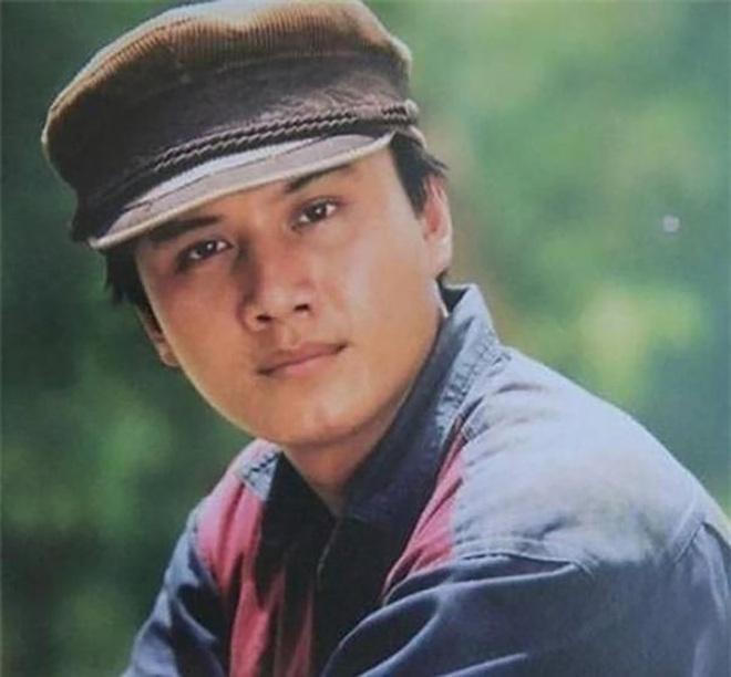 Vẻ đẹp thời trẻ của những 'soái ca' màn ảnh Việt thập niên 90