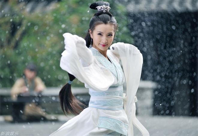 'Mỹ nhân vạn người mê' bị nghi ngờ về học hàm giáo sư