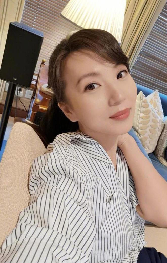 'Mỹ nhân vạn người mê' bị nghi ngờ về học hàm giáo sư