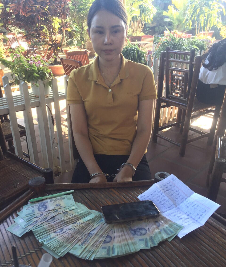 Phục bắt 'nữ quái' lừa hơn trăm triệu đồng tại quán cà phê