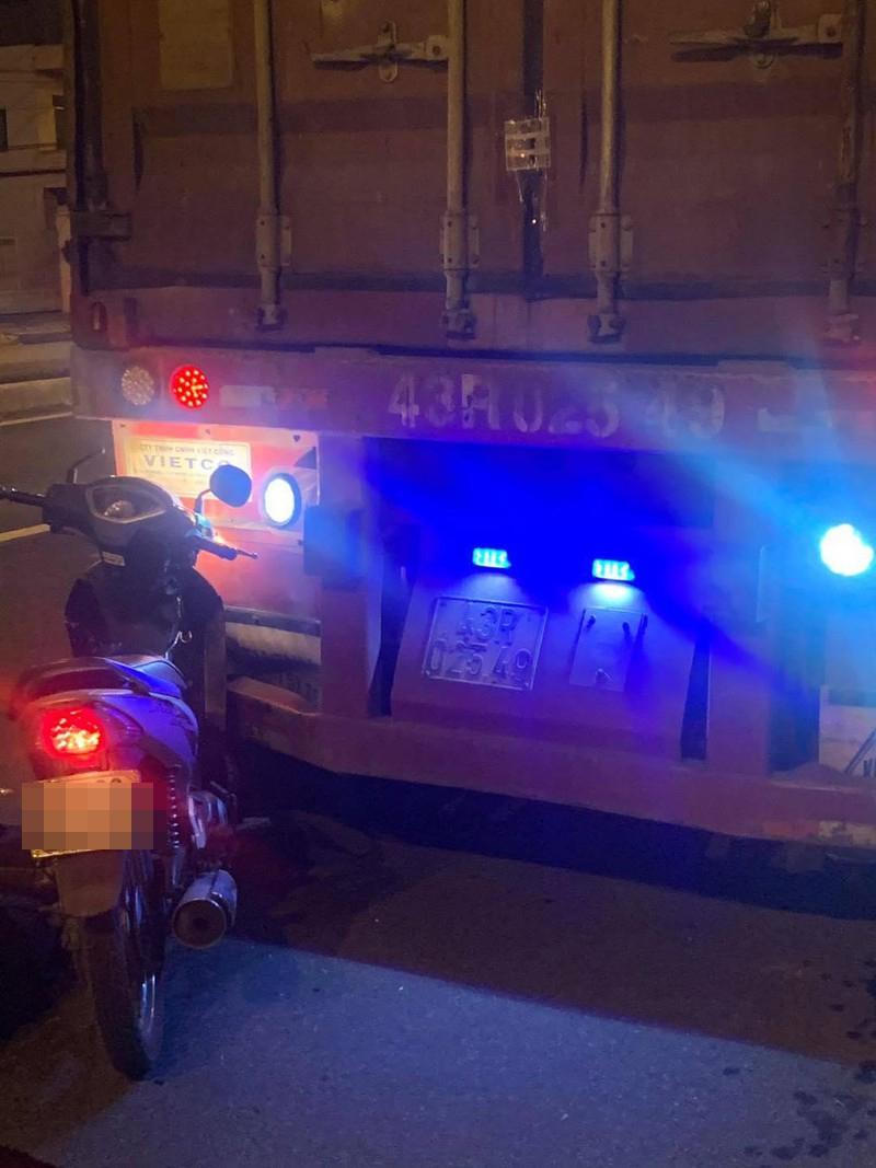 Xe máy dính chặt vào đuôi container sau va chạm kinh hoàng, 1 người tử vong