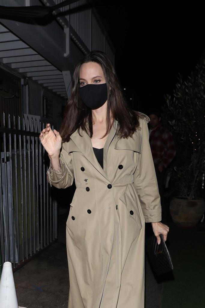 Chân dung nam ca sĩ kém 15 tuổi vướng tin yêu 'đàn chị' Angelina Jolie