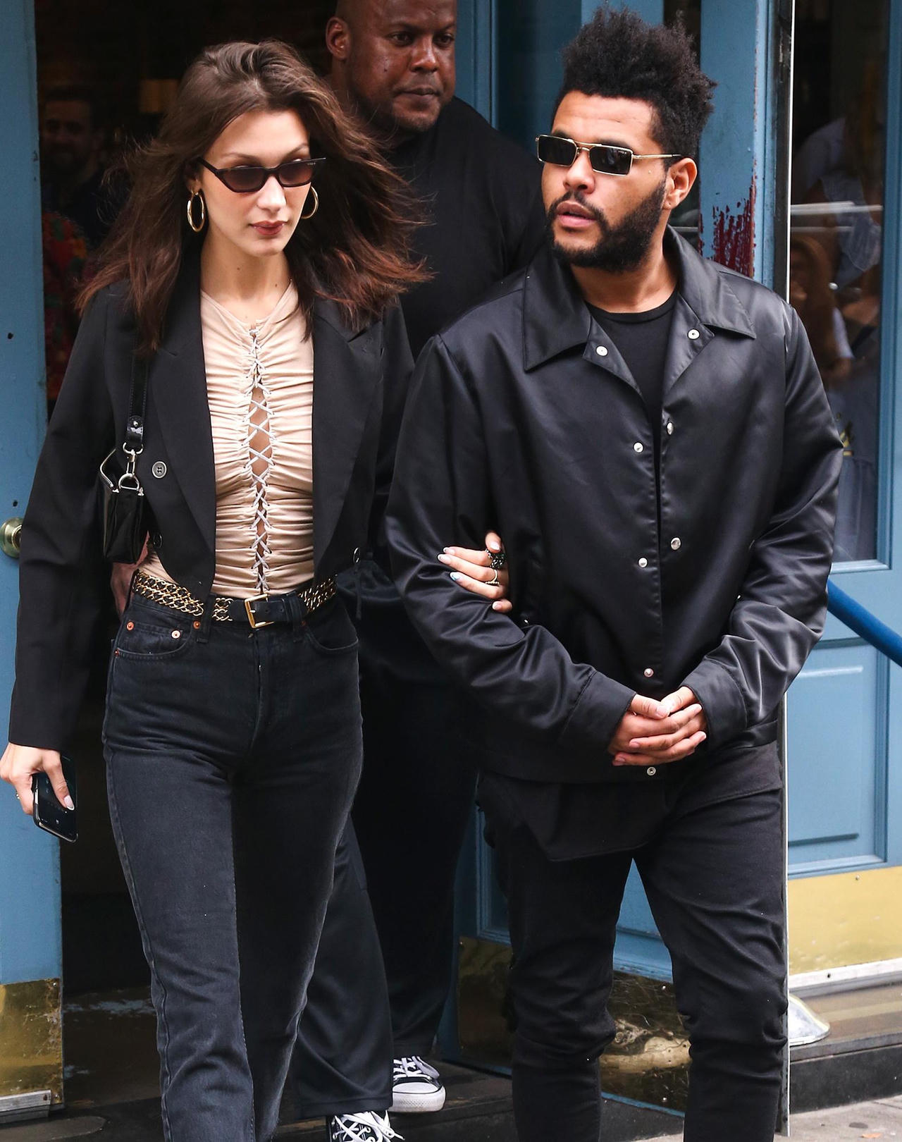 Chân dung nam ca sĩ kém 15 tuổi vướng tin yêu 'đàn chị' Angelina Jolie