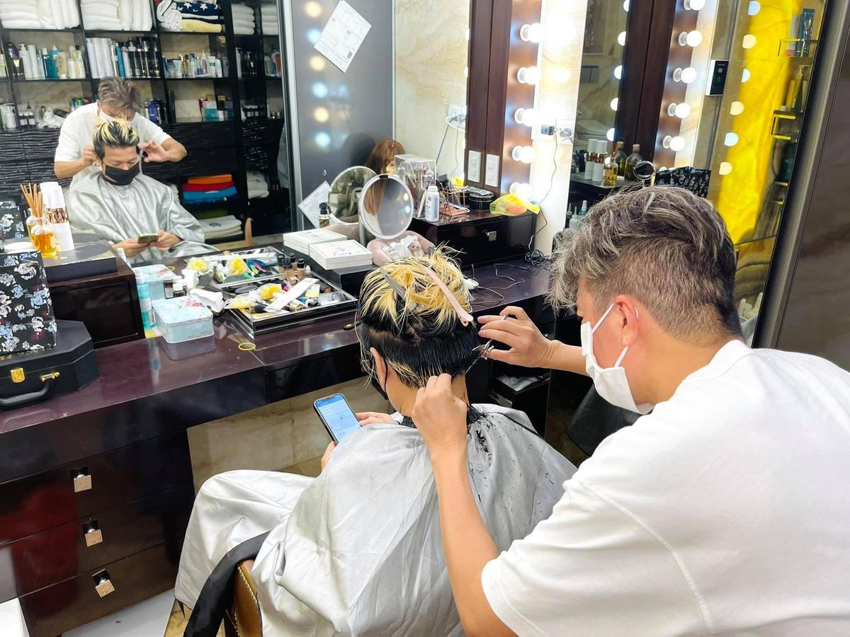 Sao Việt 'mở salon' cắt tóc tại nhà