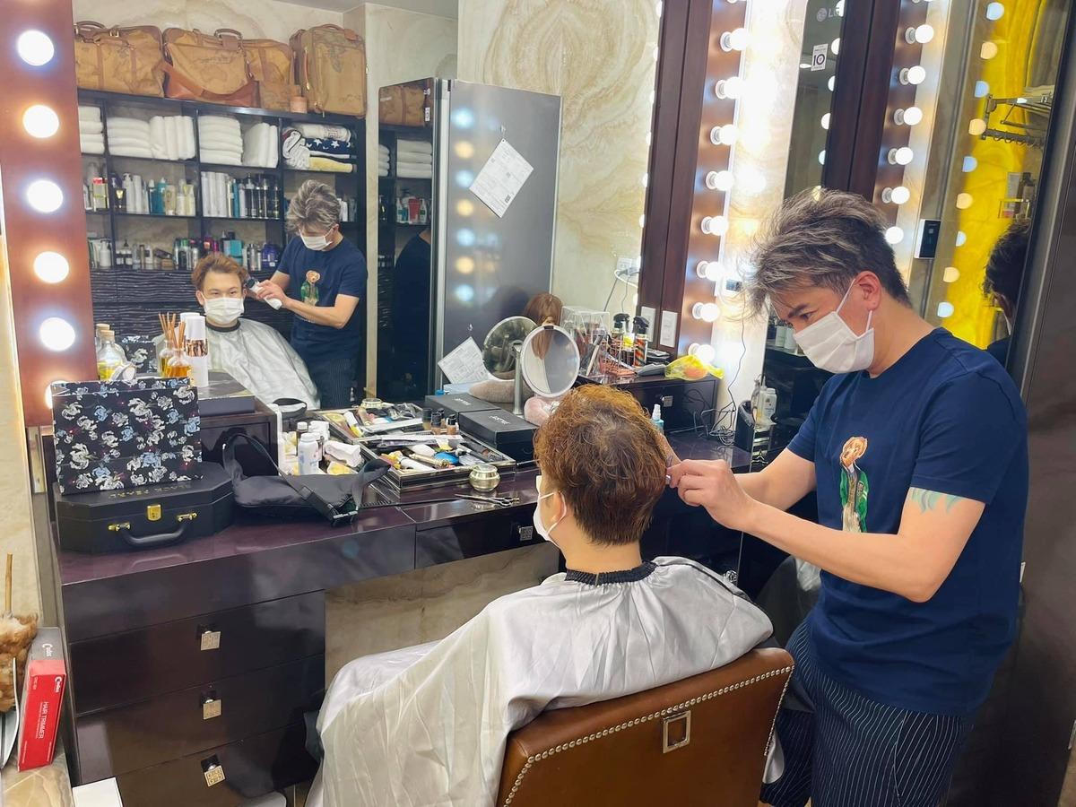Sao Việt 'mở salon' cắt tóc tại nhà