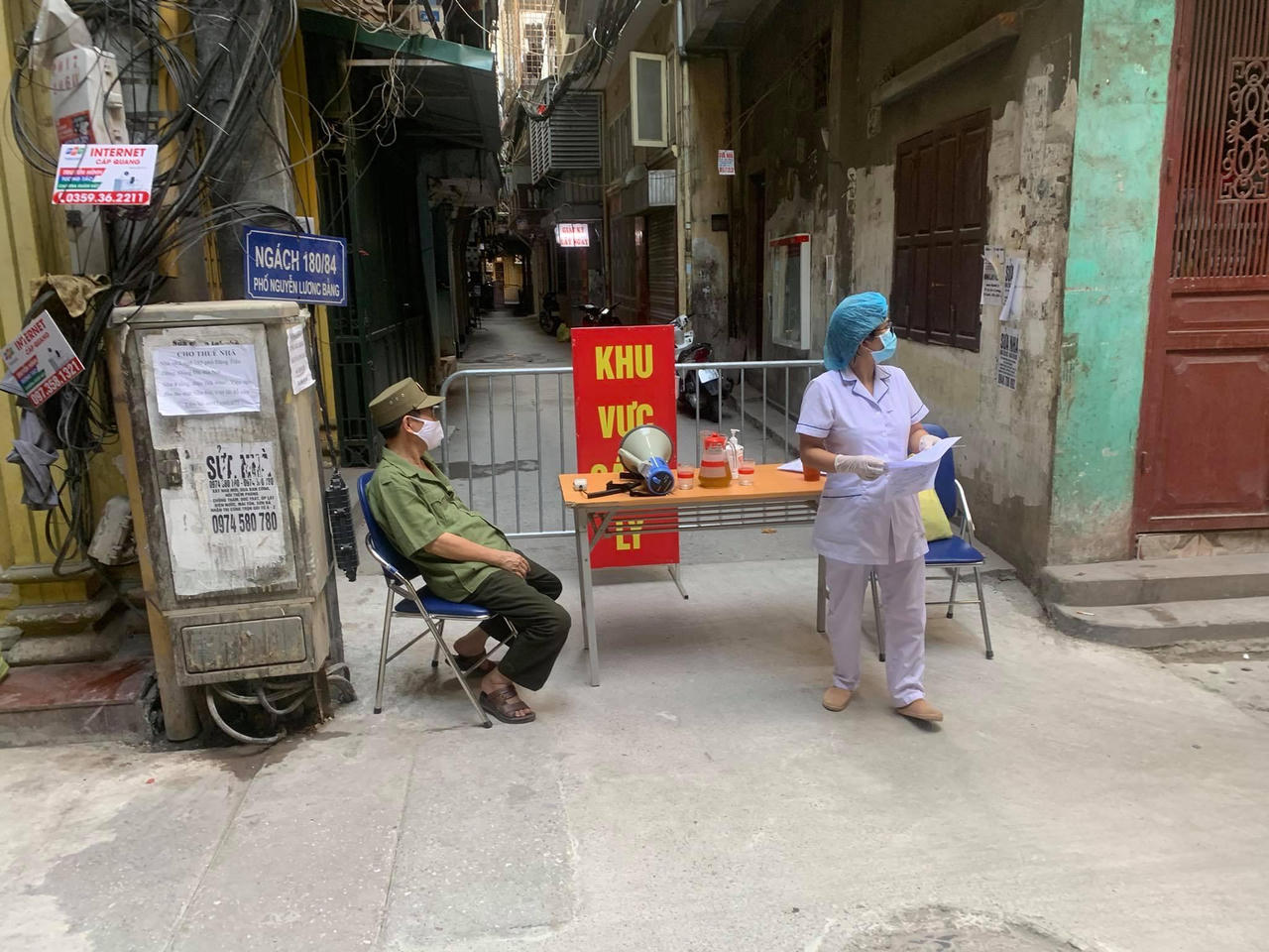 Thêm nhiều điểm dân cư ở Hà Nội bị phong tỏa do liên quan ca COVID-19