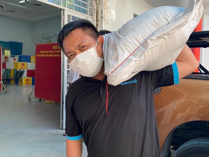 Những giám đốc đi bốc vác