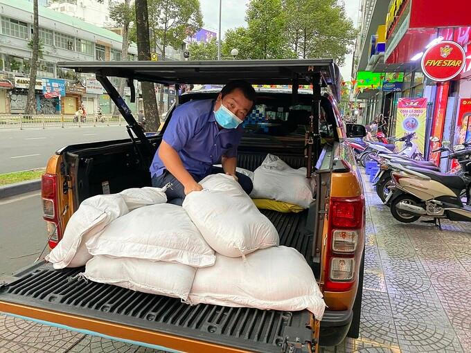 Những giám đốc đi bốc vác