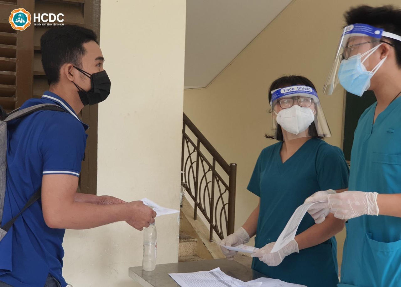 Mừng rơi nước mắt ngày hàng trăm bệnh nhân COVID-19 tại TP HCM xuất viện