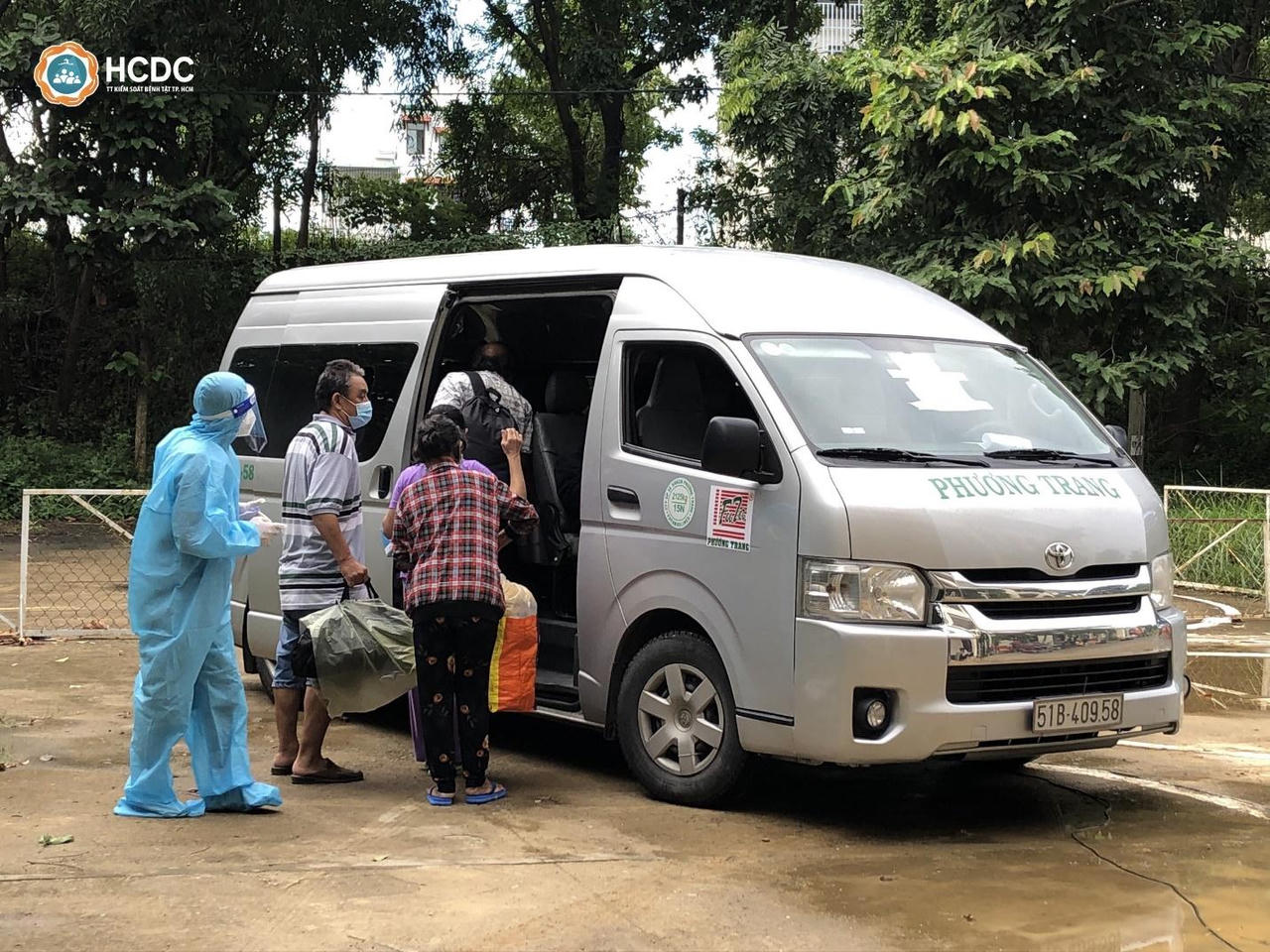 Mừng rơi nước mắt ngày hàng trăm bệnh nhân COVID-19 tại TP HCM xuất viện