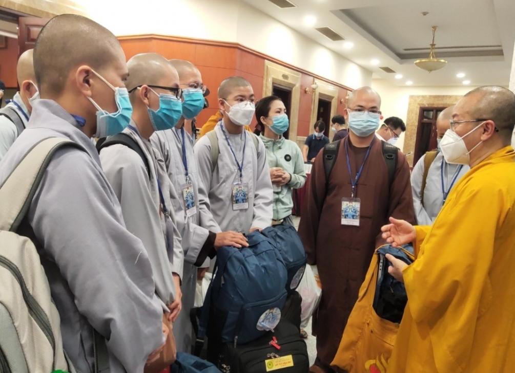 Cởi áo tu hành, khoác áo blue xông pha lên tuyến đầu chống dịch