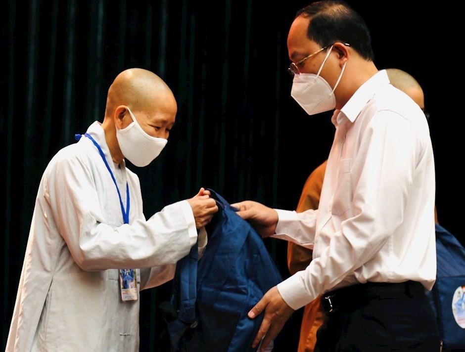 Cởi áo tu hành, khoác áo blue xông pha lên tuyến đầu chống dịch