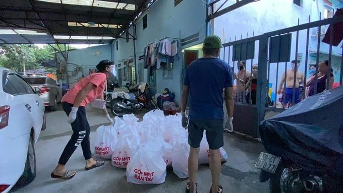 H'Hen Niê làm shipper