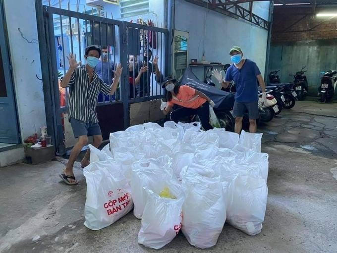 H'Hen Niê làm shipper