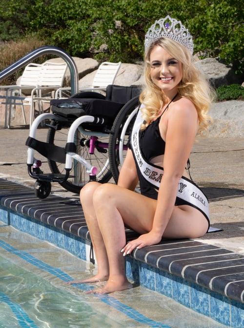 Nhan sắc 'đốn tim' của mỹ nhân ngồi xe lăn vừa đoạt giải Á hậu tại Mỹ