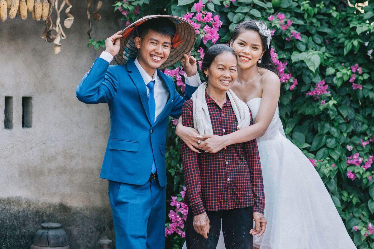 Chủ nhân kênh 'Ẩm thực mẹ làm' chụp ảnh cưới tại nhà