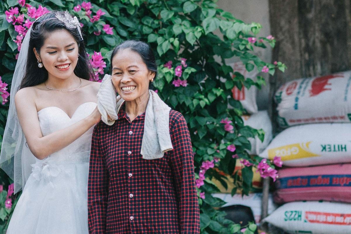 Chủ nhân kênh 'Ẩm thực mẹ làm' chụp ảnh cưới tại nhà