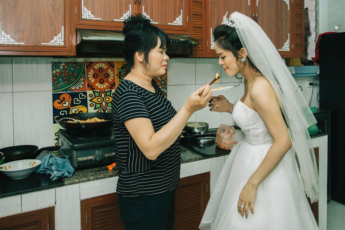 Chủ nhân kênh 'Ẩm thực mẹ làm' chụp ảnh cưới tại nhà