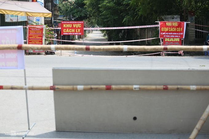 Dùng xe tải, thùng container 'rào khu phố chống dịch'