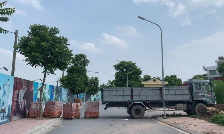 Dùng xe tải, thùng container 'rào khu phố chống dịch'