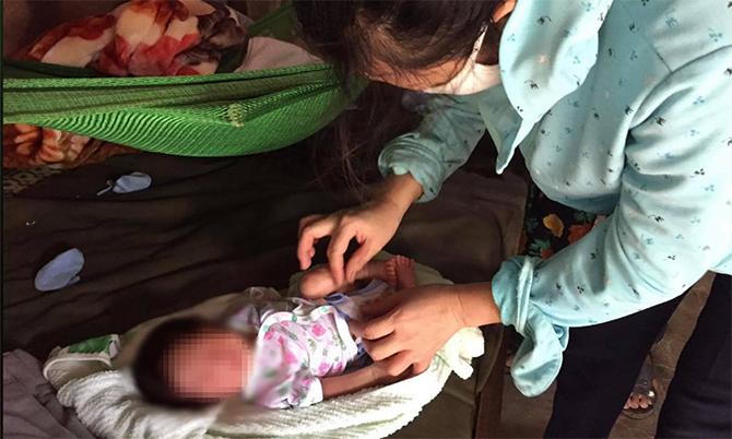 Bé trai một tuần tuổi bị bỏ rơi tại trang trại