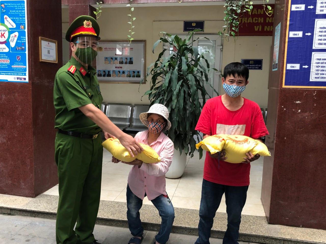 Cảm kích cách hành xử của công an với người dân cảnh ngộ éo le phải ra đường