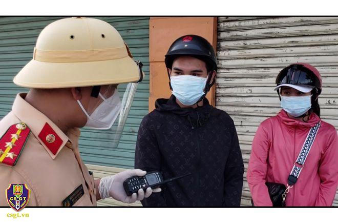 Cảm kích cách hành xử của công an với người dân cảnh ngộ éo le phải ra đường