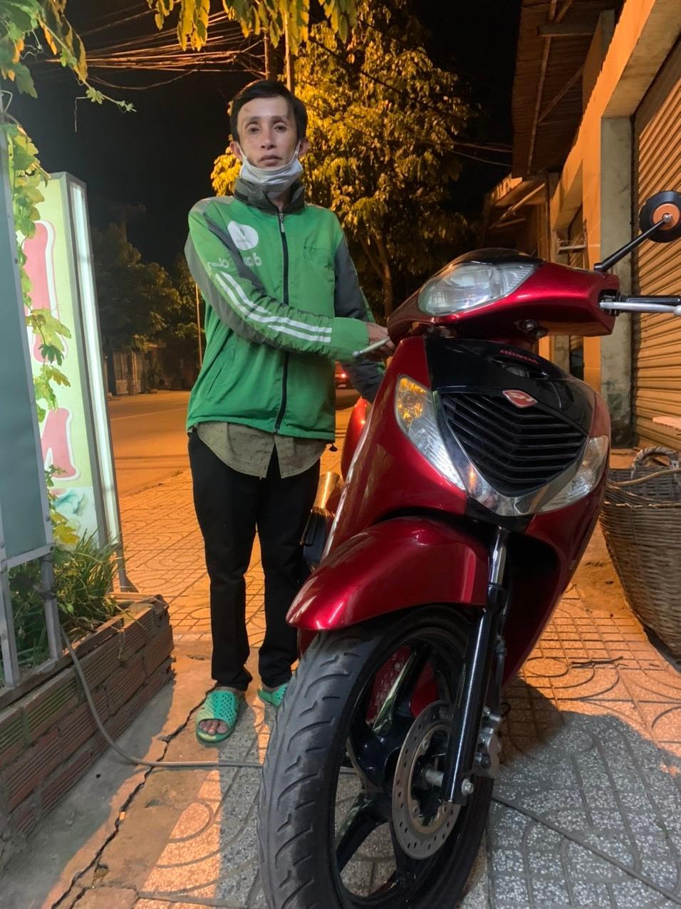 Shipper nghèo bị lừa mất xe máy, ông chủ quán cơm tặng ngay chiếc SH