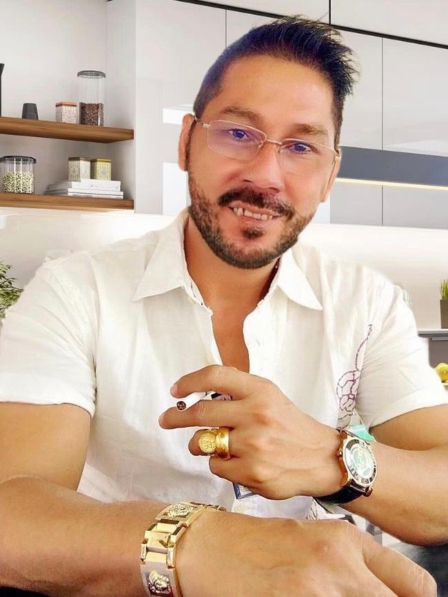 Shipper nghèo bị lừa mất xe máy, ông chủ quán cơm tặng ngay chiếc SH