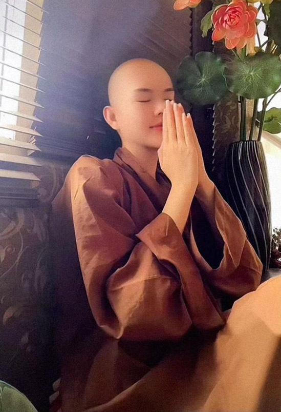 Lê Ngọc Trinh suy sụp, xuống tóc vì bạn trai cầu thủ phản bội