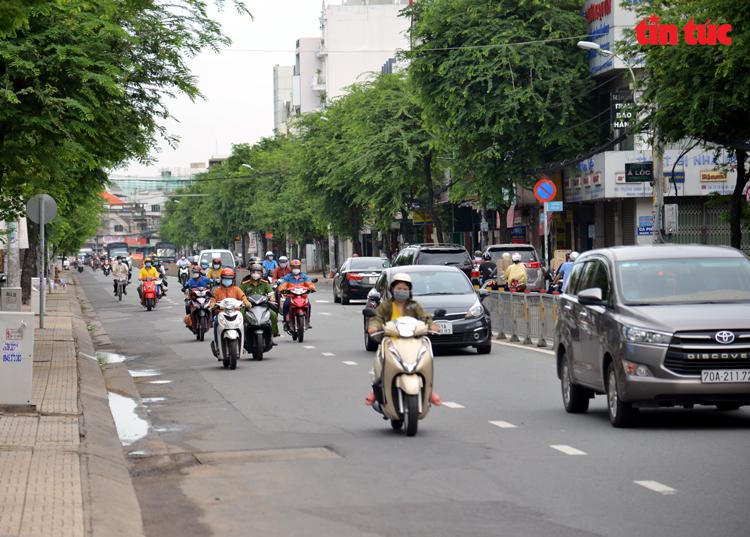 Nhiều đường Hà Nội, TP HCM bỗng đông đúc như chưa hề có lệnh giãn cách