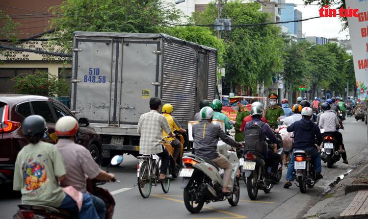 Nhiều đường Hà Nội, TP HCM bỗng đông đúc như chưa hề có lệnh giãn cách
