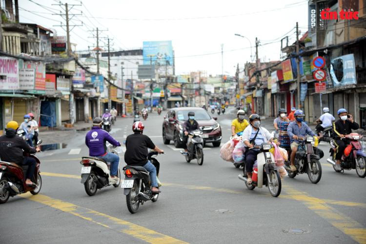 Nhiều đường Hà Nội, TP HCM bỗng đông đúc như chưa hề có lệnh giãn cách