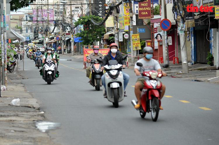Nhiều đường Hà Nội, TP HCM bỗng đông đúc như chưa hề có lệnh giãn cách