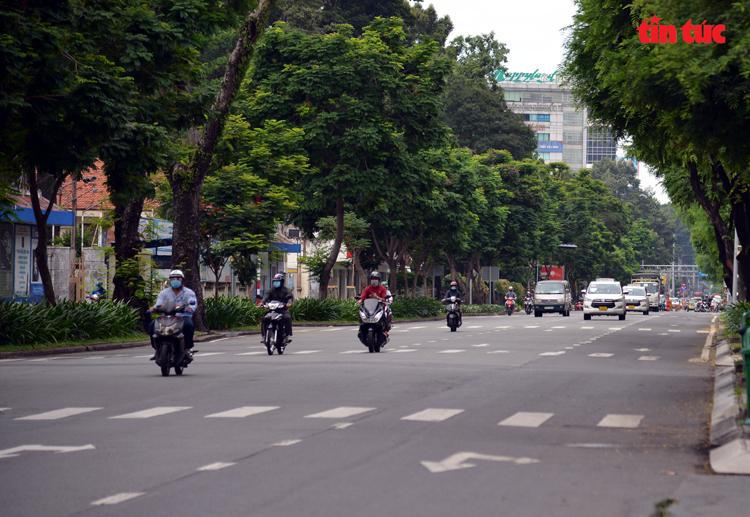 Nhiều đường Hà Nội, TP HCM bỗng đông đúc như chưa hề có lệnh giãn cách