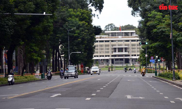 Nhiều đường Hà Nội, TP HCM bỗng đông đúc như chưa hề có lệnh giãn cách