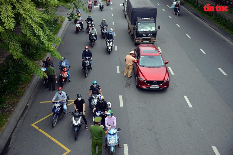 Nhiều đường Hà Nội, TP HCM bỗng đông đúc như chưa hề có lệnh giãn cách