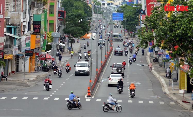 Nhiều đường Hà Nội, TP HCM bỗng đông đúc như chưa hề có lệnh giãn cách